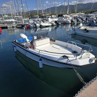 Barca a motore con tendalino,ecoscandaglio,doccia,