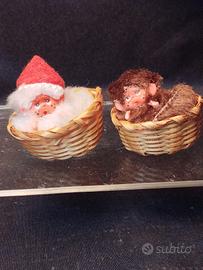 due mini Monchichi nel cesto da collezione 