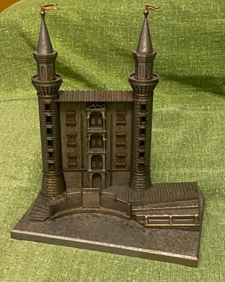 Scultura in ferro dei Torricini Palazzo Urbino