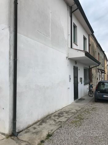 Casa con bassocomodo, lavanderia e piccolo terreno