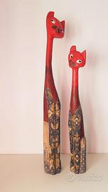 Sculture in legno dipinto e tessuto batik