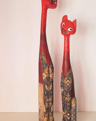 Sculture in legno dipinto e tessuto batik