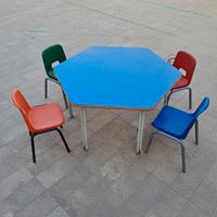 tavolino con 4 sedie per bambini più giocattoli