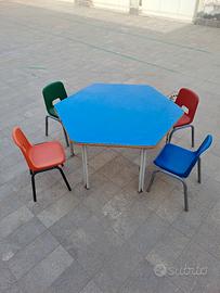 tavolino con 4 sedie per bambini più giocattoli