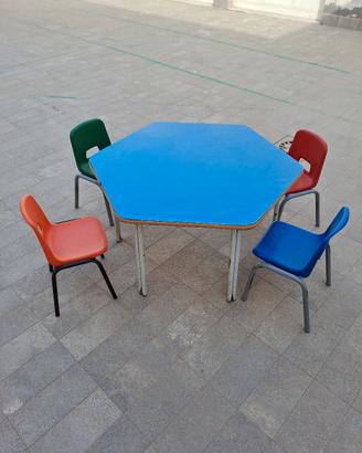 tavolino con 4 sedie per bambini più giocattoli