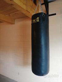 sacco da boxe con supporto da muro