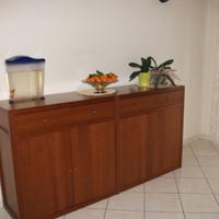 Tavolo con sedie e madia in ciliegio