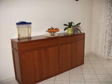 Tavolo con sedie e madia in ciliegio