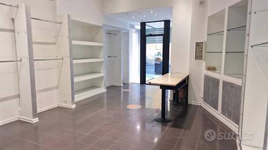 Negozio su strada ad alto passaggio