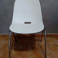 Attaccapanni e sedie .