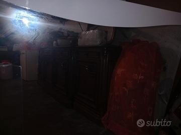 specchio con un mobiletto da bagno