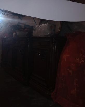 specchio con un mobiletto da bagno
