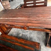 Tavolo con due panche