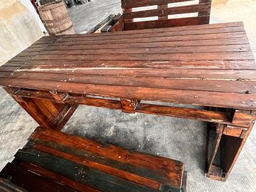 Tavolo con due panche