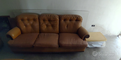 Divano e poltroncine in pelle colore ocra