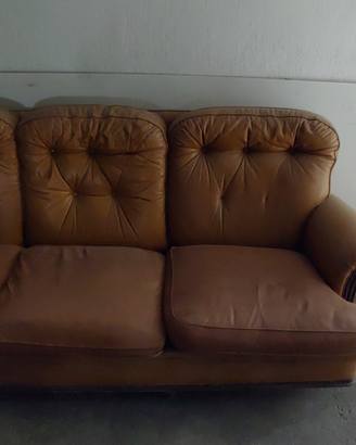 Divano e poltroncine in pelle colore ocra