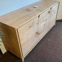 madia (o credenza moderna) con tre ante