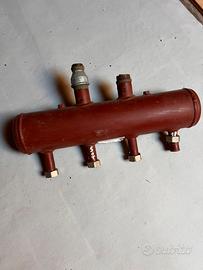 Collettore con compensatore idraulico integrato