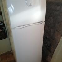 Frigo Indesit con Congelatore usato poco. 