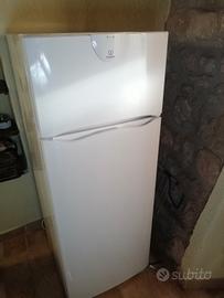 Frigo Indesit con Congelatore usato poco. 