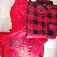 Felpa rossa e camicia a scacchi