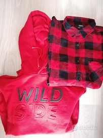 Felpa rossa e camicia a scacchi