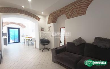 Elegante trilocale su due livelli con ampio terraz