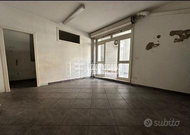 LOCALE C/2 CON DUE POSTI AUTO