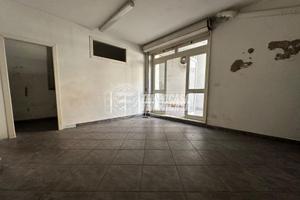 LOCALE C/2 CON DUE POSTI AUTO