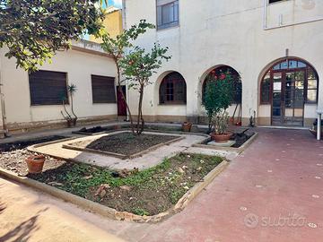 SIGNORILE APPARTAMENTO CON AMPIO CORTILE