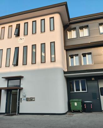 Locale versatile vicino uscita autostrada