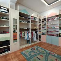 Scaffalatura completa negozio abbigliamento