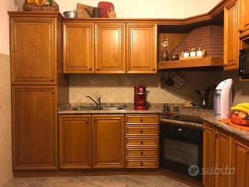 Cucina ad angolo con top in granito