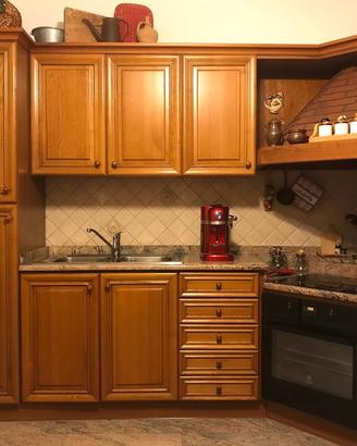 Cucina ad angolo con top in granito