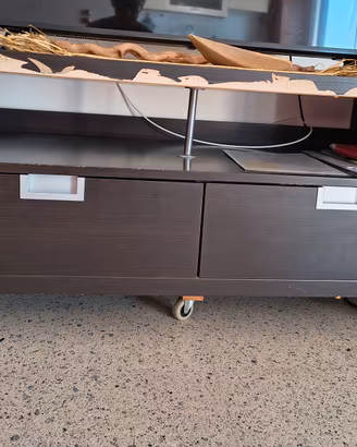 tavolino IKEA porta TV  su ruote, con due cassetti