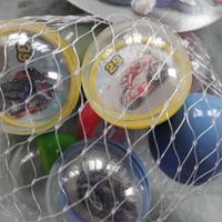 Biglie da spiaggia o sabbia con ciclisti