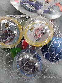 Biglie da spiaggia o sabbia con ciclisti