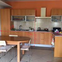 Cucina completa di tavolo