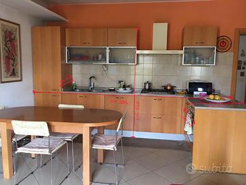 Cucina completa di tavolo