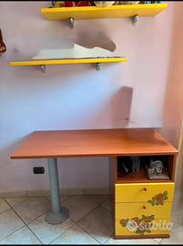 Scrivania Cameretta con casettiera e 2 mensole