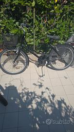 Bici mai usata ferma in giardino 