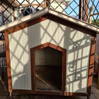 Cuccia per cane in zinco con pavimento in legno