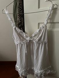 Top bianco taglia S con nastrino e pizzo