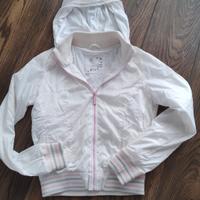 Giubbino bianco estivo con cappuccio.