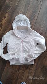 Giubbino bianco estivo con cappuccio.