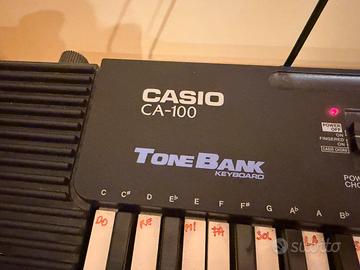 Tastiera con supporto e sgabello