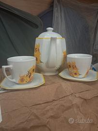 teiera con 2 tazzine e piattini
