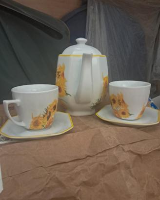 teiera con 2 tazzine e piattini