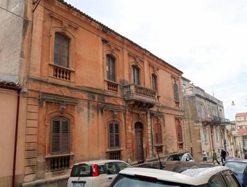Casa indipendente di 378 m² con più di 5 locali e 