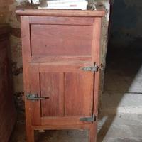 antica ghiacciaia in legno